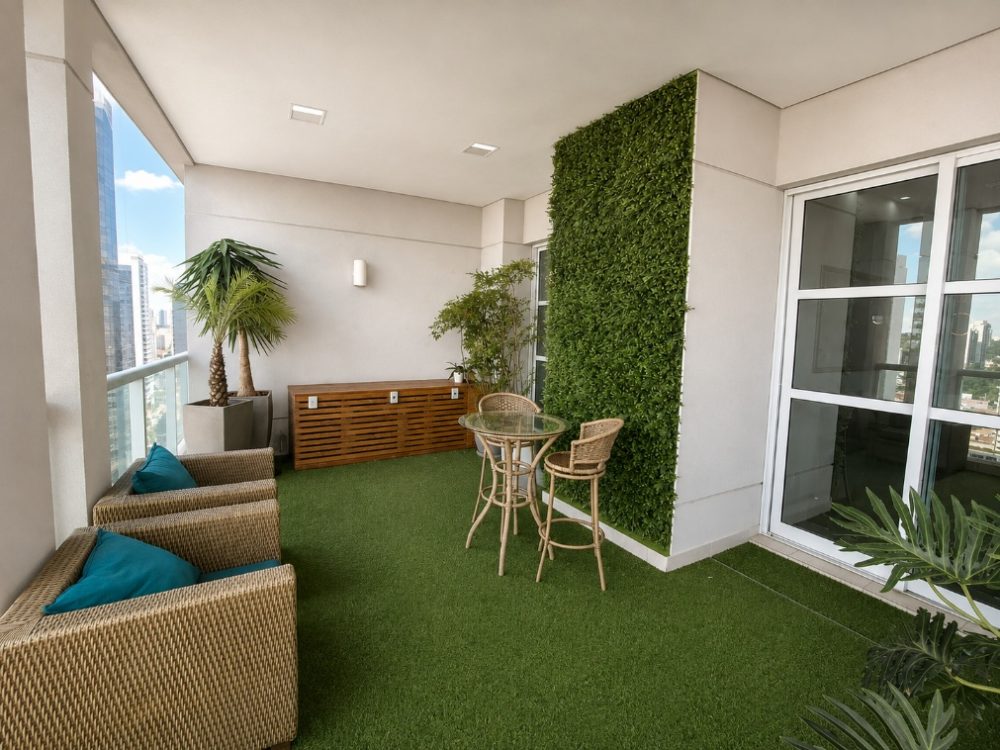 Varanda com jardim vertical e vista da cidade